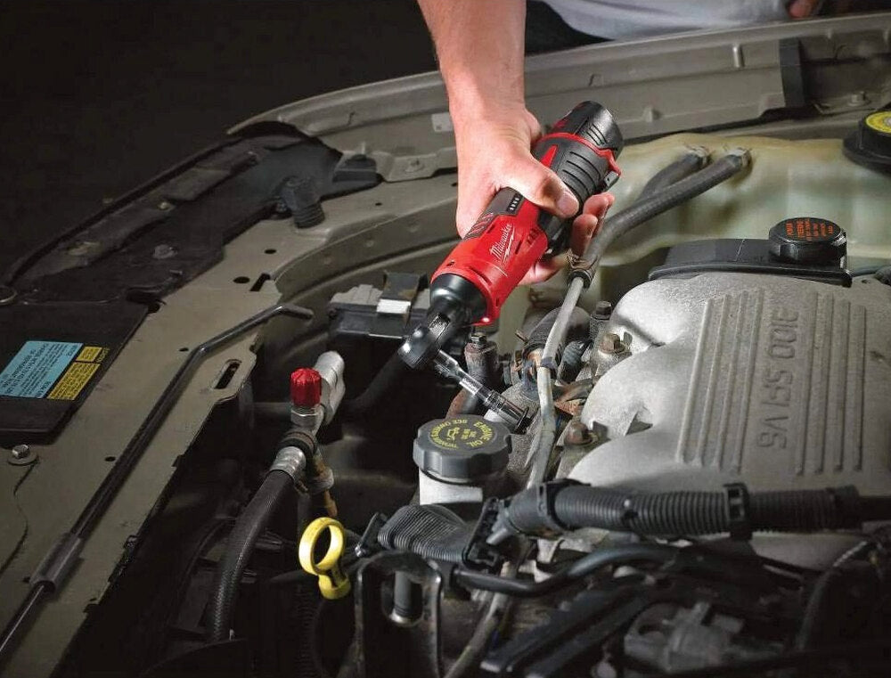 Milwaukee M12 12-Volt 3/8-in Cordless Lithium-Ion Ratchet Kit With Tool Bag